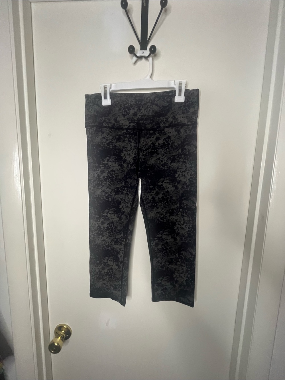 Alo High-Rise Black Abstract Print Capri Leggings - Picture 2 of 5